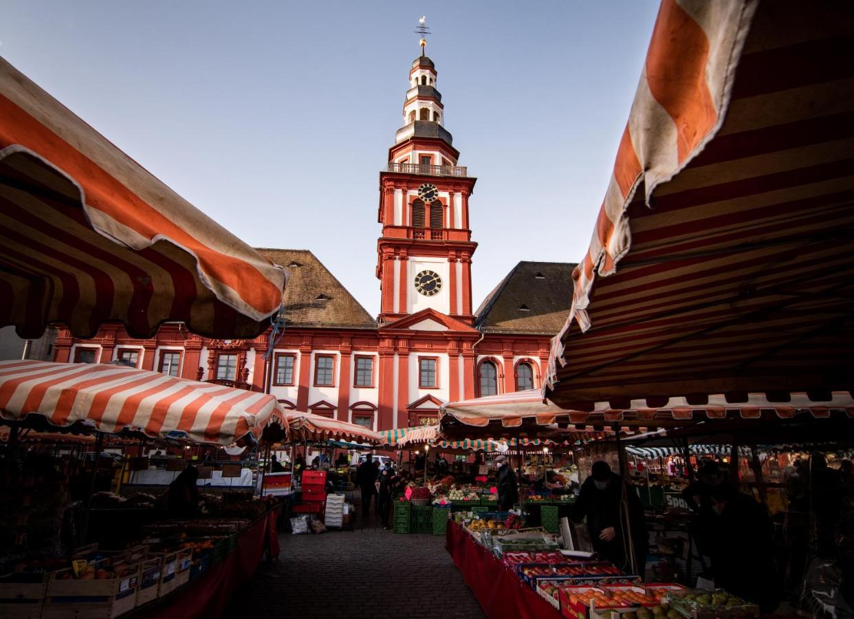 Hostel MHG Zewnętrze zdjęcie The Christmas market in front of the church
