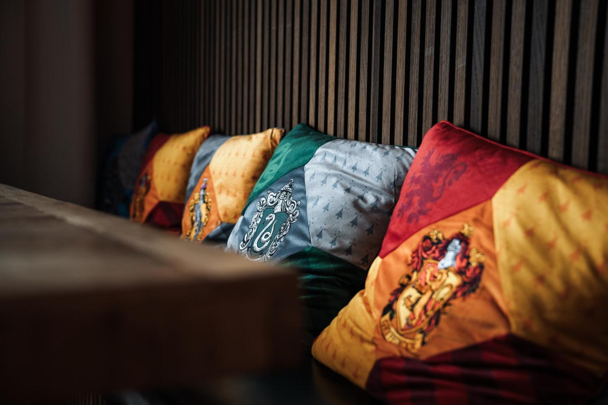 Hostel MHG Zewnętrze zdjęcie Pillows with the coats of arms of the four houses