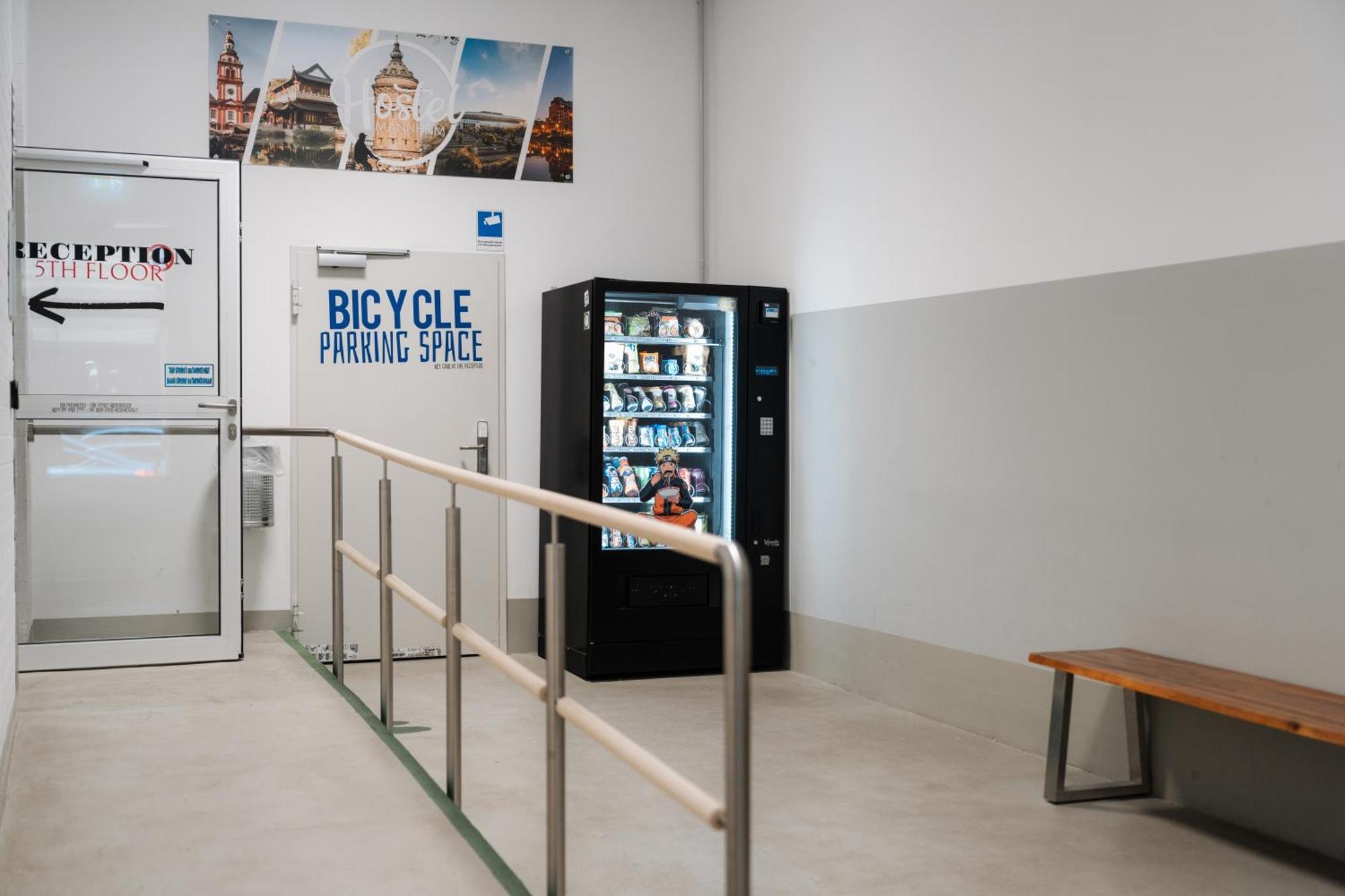 Hostel MHG Zewnętrze zdjęcie A vending machine in a bicycle parking garage