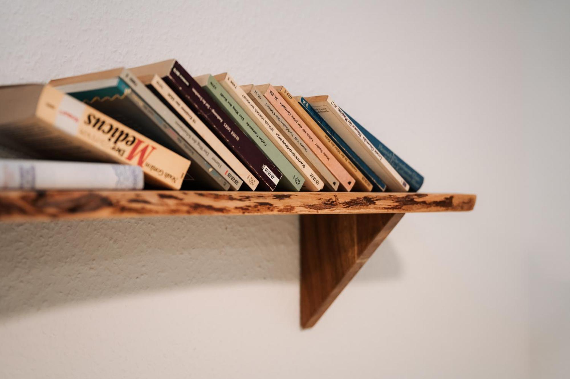 Hostel MHG Zewnętrze zdjęcie Books on a shelf